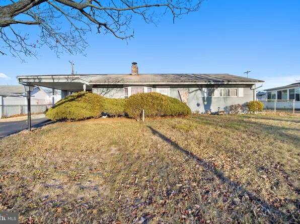 12 Pebble Ln, Levittown, PA 19054