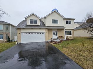 219 N Canyon Dr, Bolingbrook, IL 60490