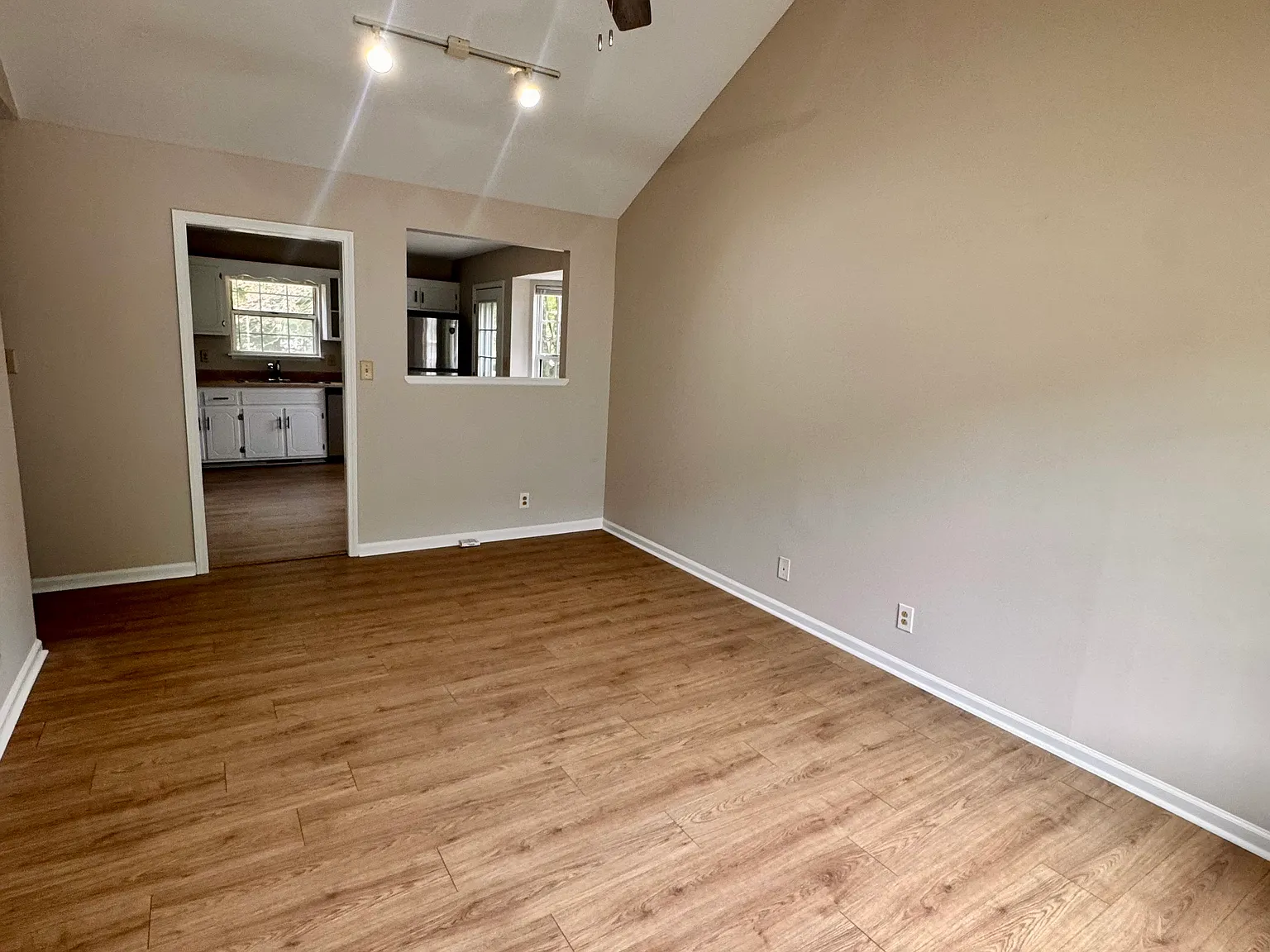 3 bed, 1.5 bath, 973 sqft, $1,400 — Photo 2