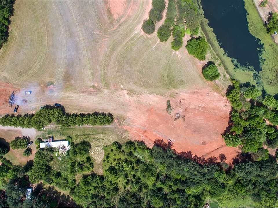 2nd image of 2121 Dickson Rd