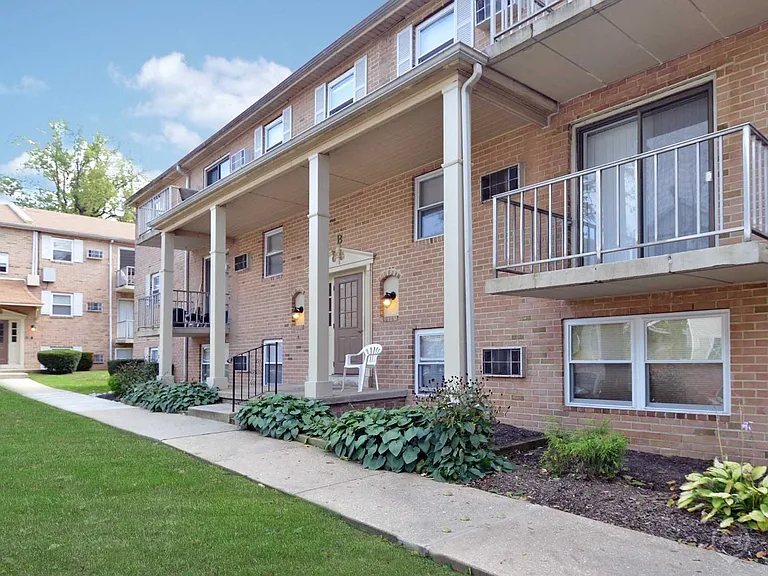 Ridgeway Court Apartments — Photo 2