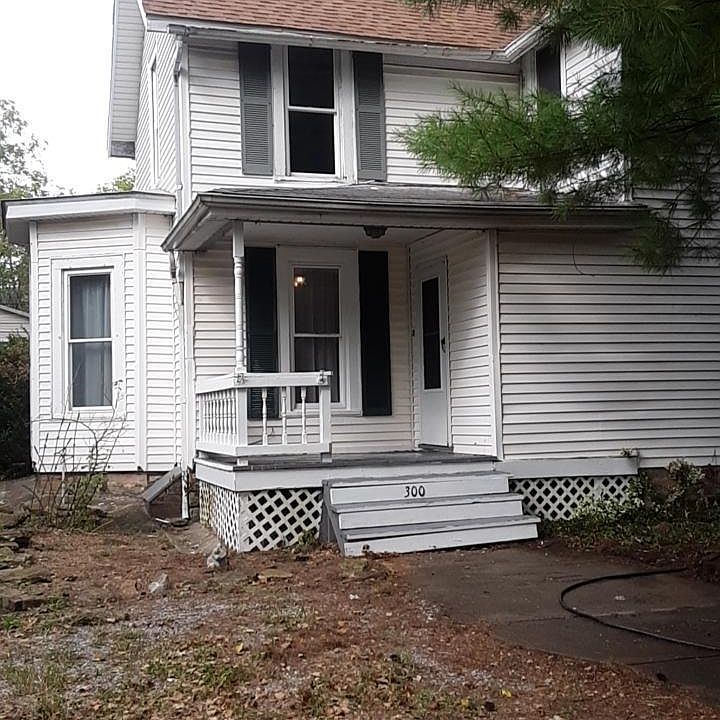 1st image of 300 E Ash St