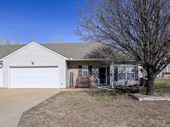 1811 Fall Creek Dr, Tonganoxie, KS 66086