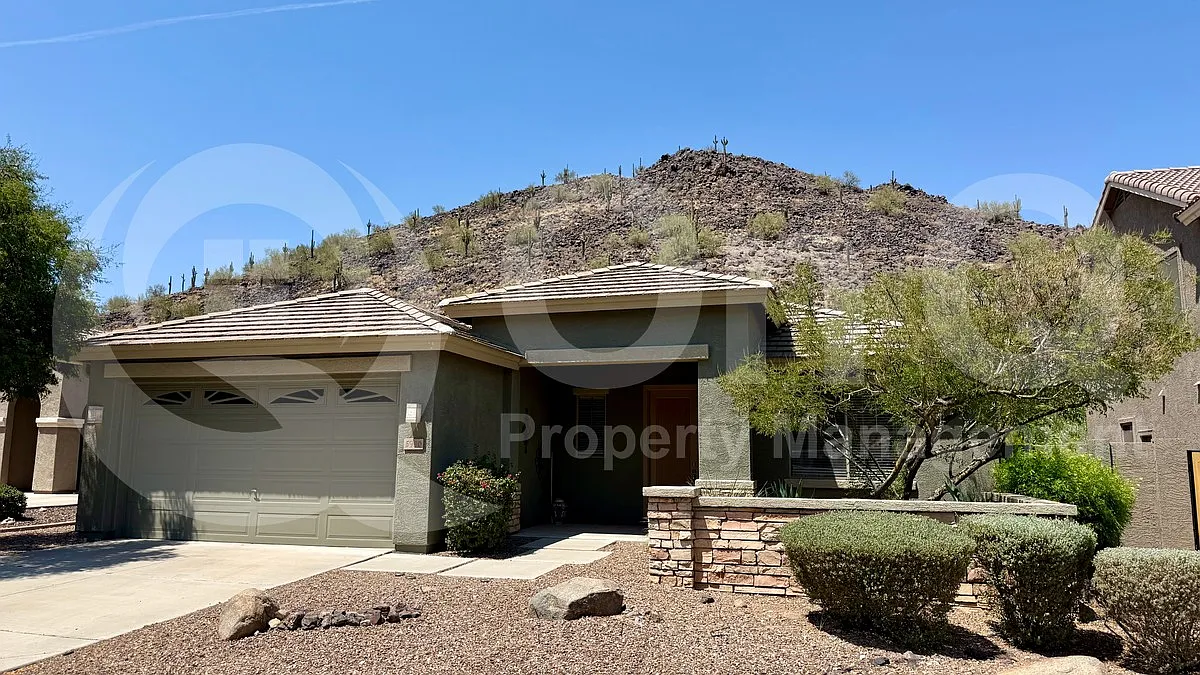 4 bed, 2.0 bath, 2084 sqft, $2,799 — Photo 2