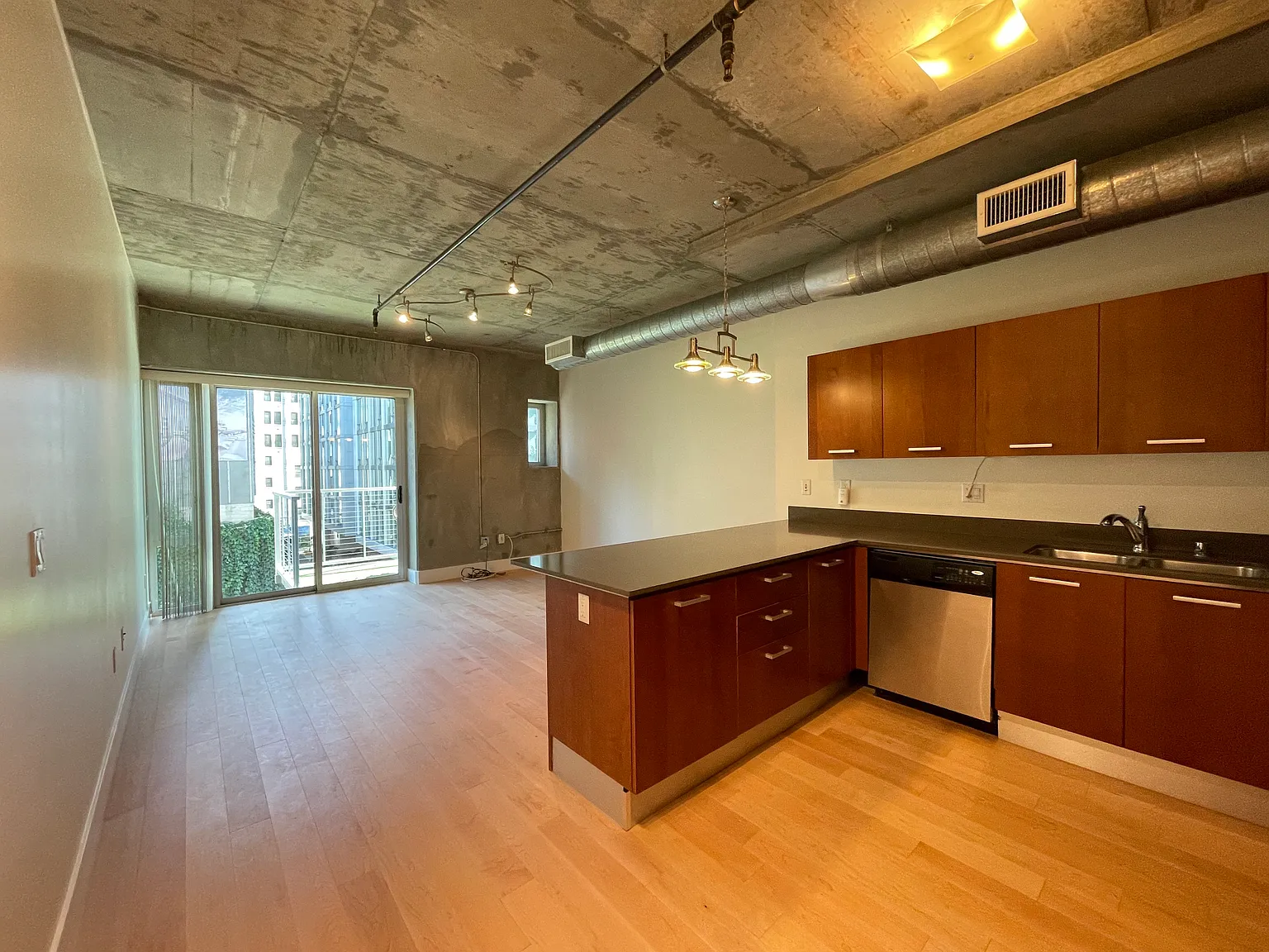 Studio, 660 sqft, $2,175 — Photo 2