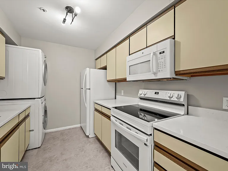 8375 Montgomery Run Rd #F — Photo 18