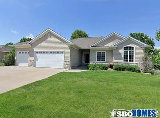 950 Oak Park Ct, Robins, IA 52328