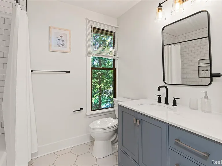 374 E Grand Blvd #2A — Photo 11