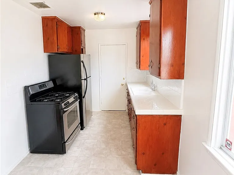 12823 Burbank Blvd — Photo 5