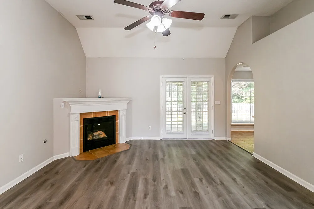4 bed, 2.5 bath, 2103 sqft, $2,290 — Photo 4