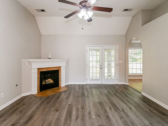 4th image of 157 Pebble Creek Cv E