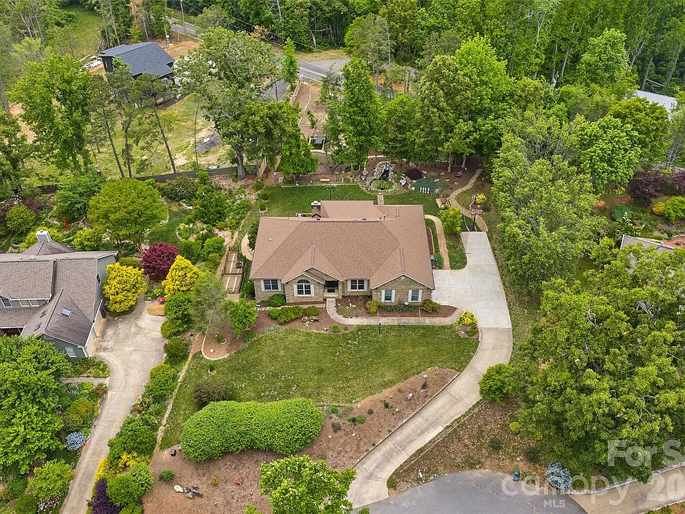 1st image of 8 Ridgemont Dr
