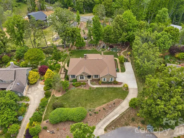 8 Ridgemont Dr, Weaverville, NC 28787