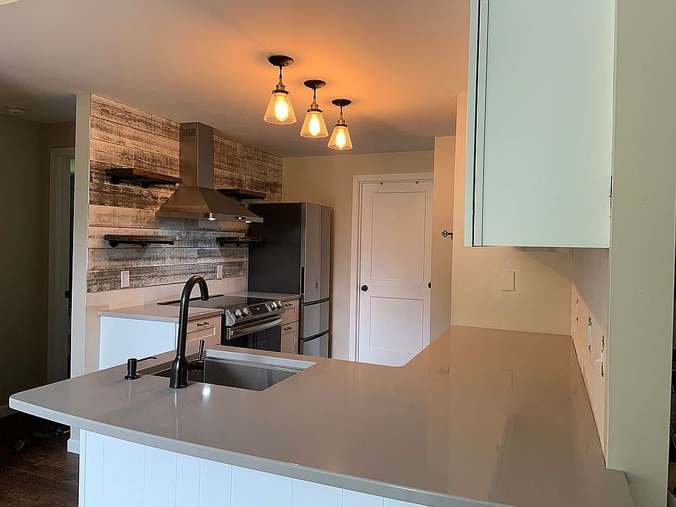 1st image of 20 Margaret Dr