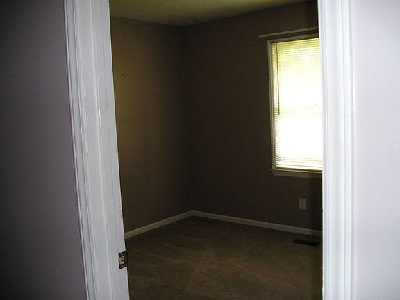 4th image of 309 Amherst Dr