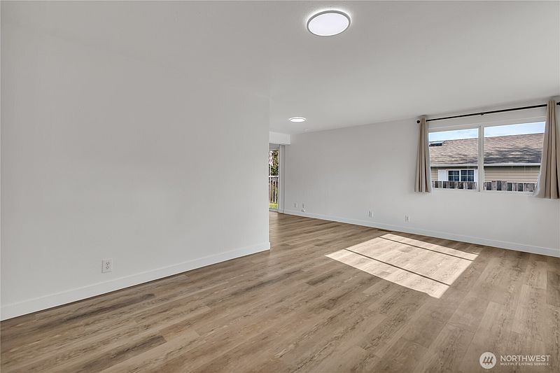 3rd image of 206 Silver Lane SE