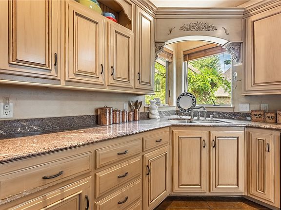 5th image of 305 SW Beaujolet St