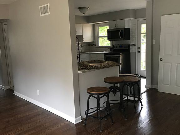 3rd image of 901 Drummond Dr