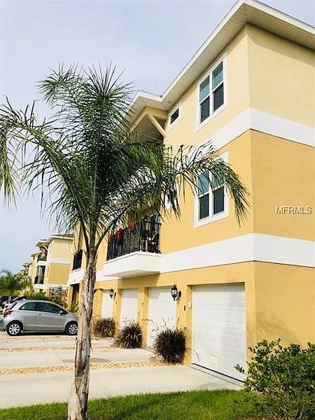 END BUILDING NO BUILD TO THE EAST.. PRIVATE - QUIET -  1 CAR GARAGE ! PLUS THIS BLD. HAS ELEVATOR.. NOT ALL BLD'S HAVE THEM !