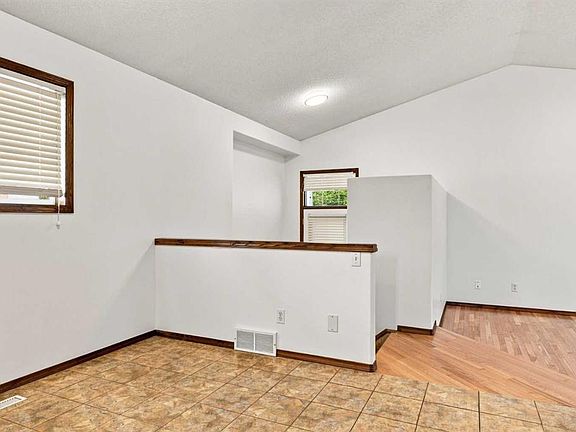 5th image of 279 N Coral Springs Cir NE
