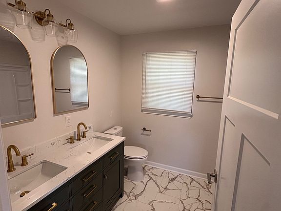 5th image of 209 E Main St APT B
