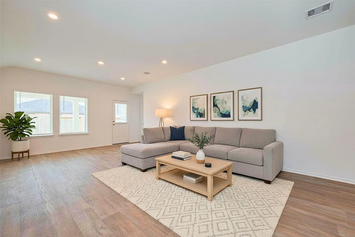 4 bed, 2.0 bath, $2,300 — Photo 2