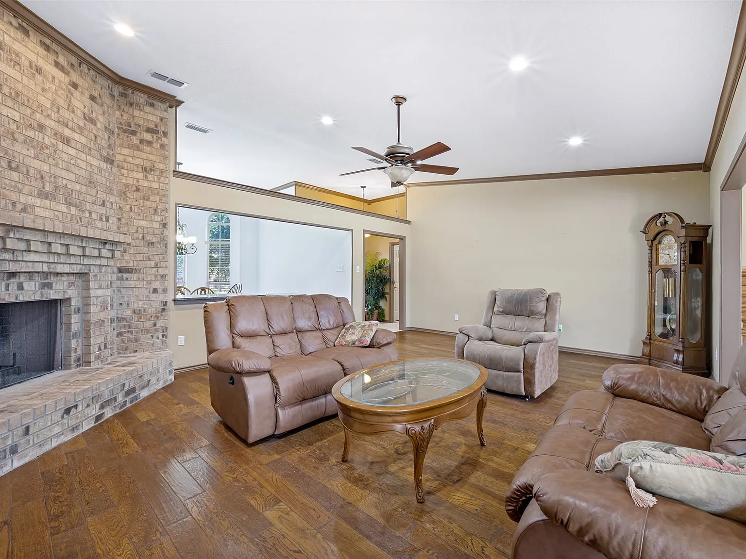 3 bed, 2.5 bath, 1897 sqft, $4,000 — Photo 4