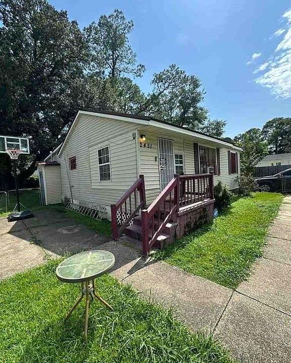 1st image of 2451 Pinetree Dr