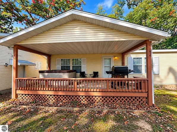 109 Maple Bluff Ave, Prudenville, MI 48651