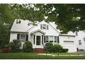 584 Berlant Ave photo 1