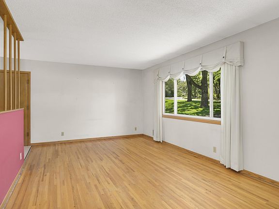 5th image of 70 Kingsview Ln N