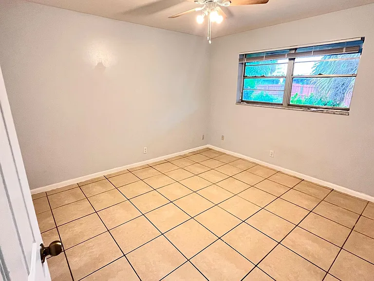 919 S G St — Photo 13