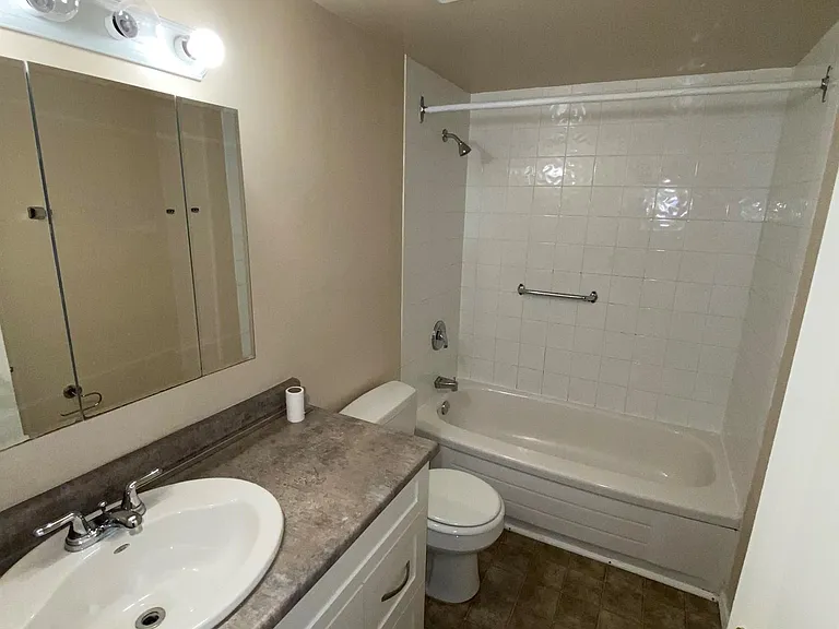 885 Craigflower Rd — Photo 34