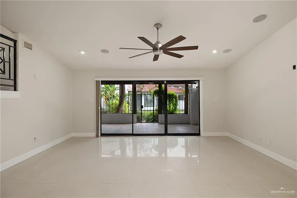 3 bed, 2.0 bath, 2553 sqft, $2,700 — Photo 4