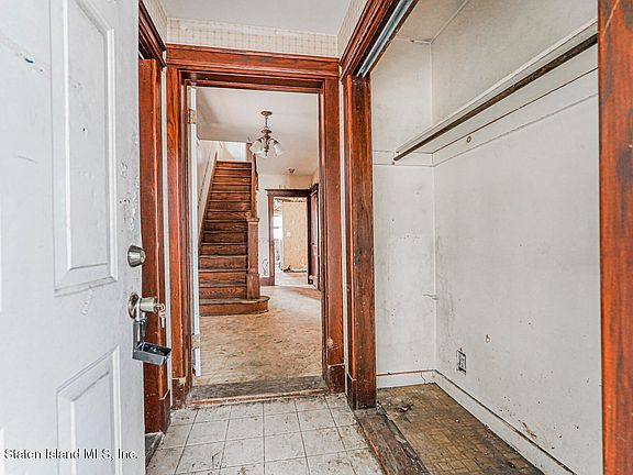 3rd image of 195 Catherine St