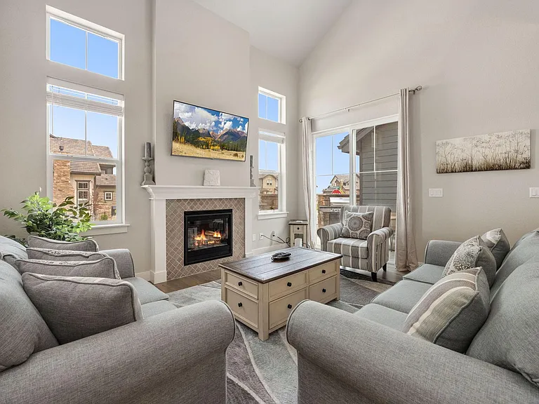 Fully furnished upscale townhome
Newly-constructed!