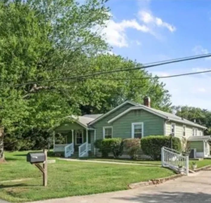 3 bed, 1423 sqft, $1,650 — Photo 1