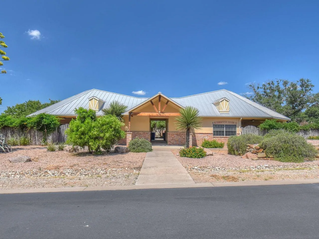 2 bed, 2.0 bath, 1708 sqft, $2,200 — Photo 1