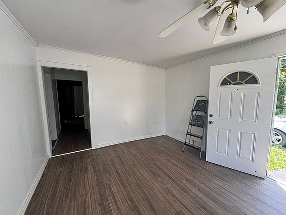 4th image of 409 Calbert St