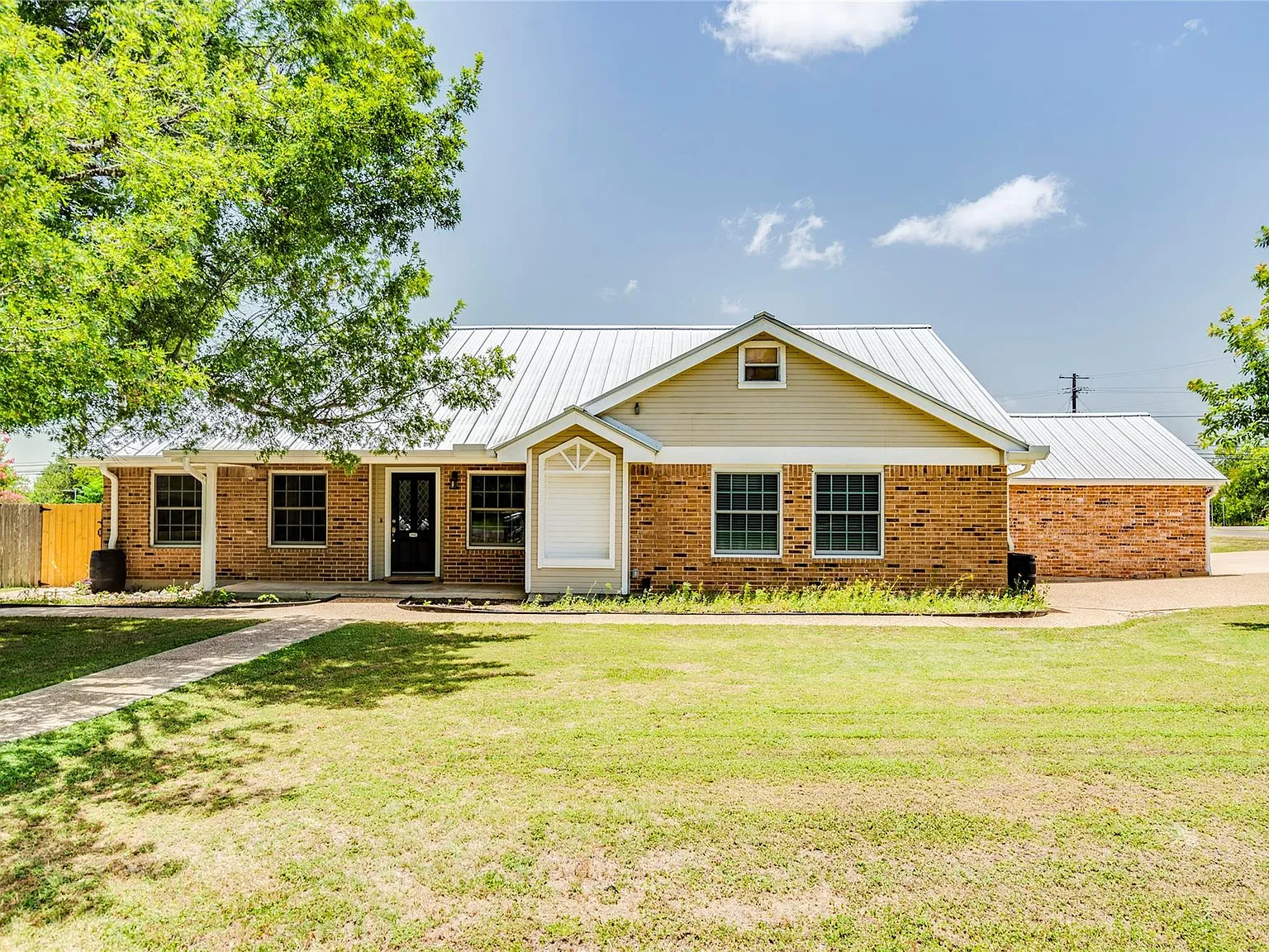 2 bed, 2.0 bath, 1947 sqft, $2,000 — Photo 1