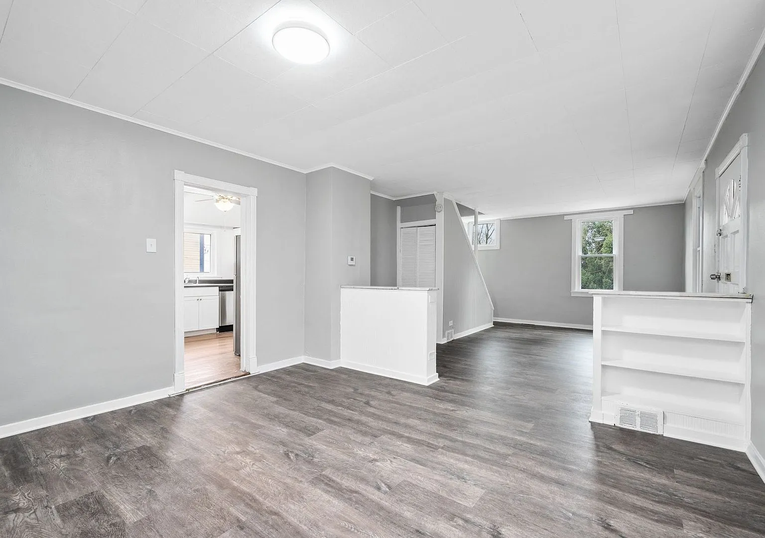 Recently Renovated 3 Bedroom House In Bellevue. Available October! — Photo 2