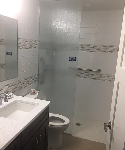 900 E Bay Dr NE — Photo 2