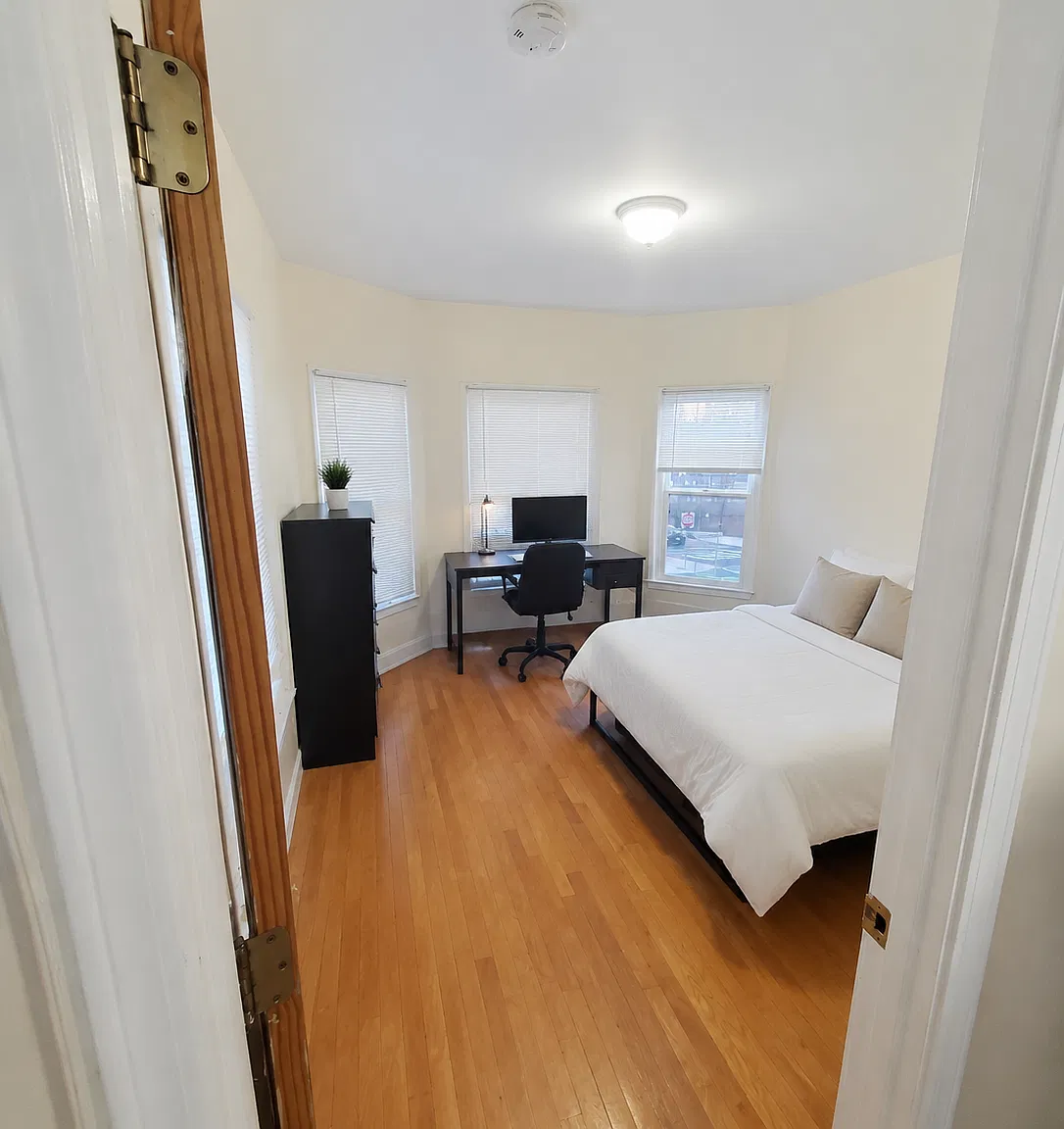 3 bed, 500 sqft, $3,000 — Photo 1