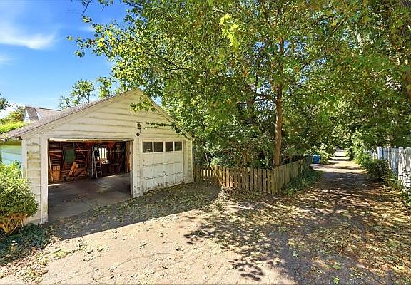 4th image of 526 Montrose Ave