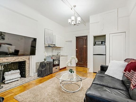 2nd image of 215 W 70th St #2S