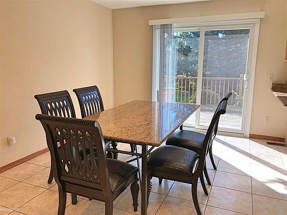 4th image of 37700 Fleetwood Dr