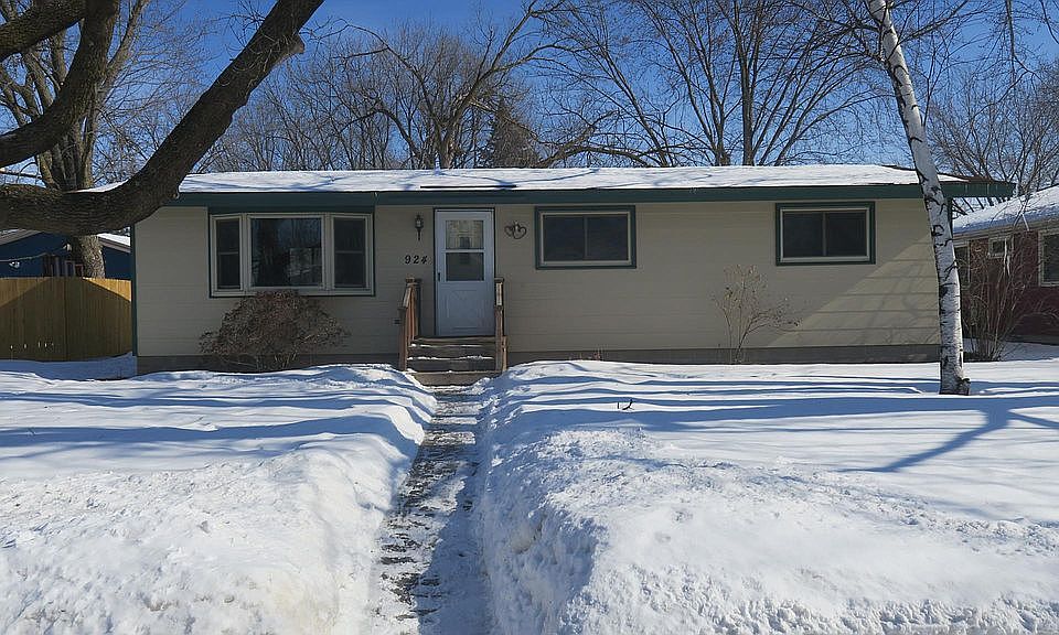 1st image of 924 36th Ave N