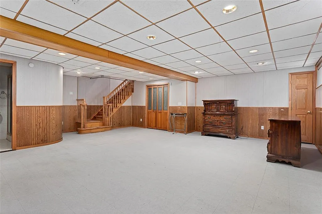 12 Pinelawn Ave — Photo 2