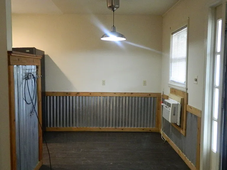 621 N Leverett Ave — Photo 3