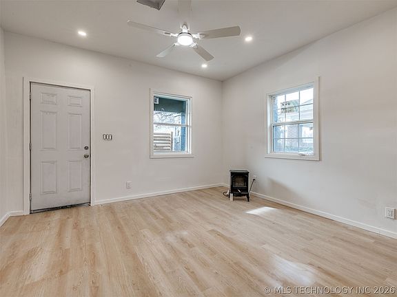 5th image of 2737 W Cameron St